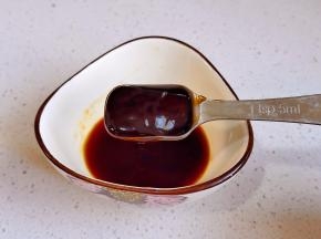 蒸鱼豉油，蚝油搅拌均匀。