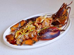 均匀淋在龙虾上。