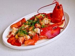 夹点葱姜，撒上葱丝。