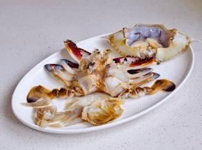 梭子蟹清洗干净拆开。