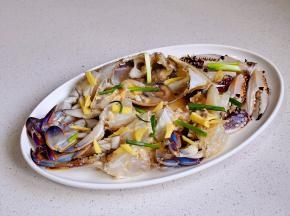 撒上葱姜，腌制5分钟。