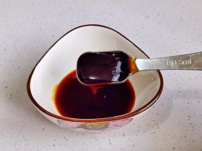 蚝油，蒸鱼豉油加入碗中搅拌均匀。