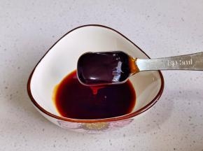 蚝油，蒸鱼豉油加入碗中搅拌均匀。