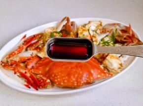 淋上1勺蒸鱼豉油。