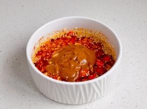 加入花生酱，生抽，蚝油。