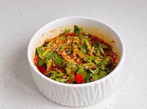 加入香菜搅拌均匀，灵魂蘸料。