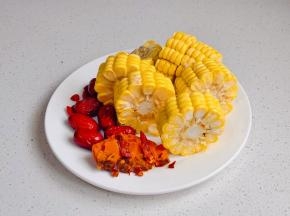 锅底儿食材，辣度可以根据个人口味增减。