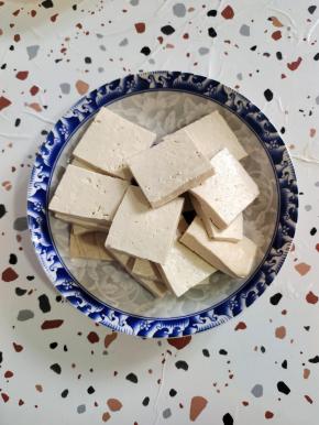 老豆腐切成小块备用！