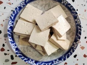 老豆腐切成小块备用！