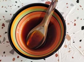 两勺生抽，一勺蚝油，一勺白糖搅拌均匀调成秘制料汁儿！