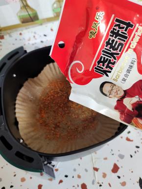 撒上适量的烧烤料！