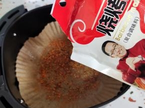 撒上适量的烧烤料！