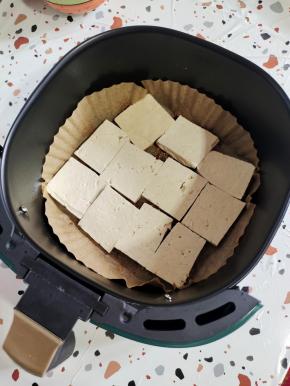 均匀的把豆腐平铺在油纸盘里！