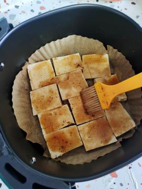均匀的刷上一层秘制料汁儿！