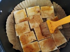 均匀的刷上一层秘制料汁儿！