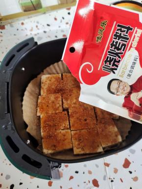 再撒上适量的烧烤料！