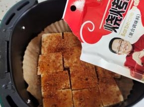 再撒上适量的烧烤料！