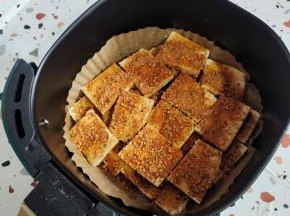 再撒上适量的烧烤料！