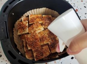 喷油壶，喷五六下油！