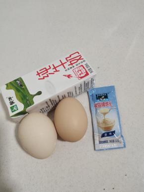 准备好所需的食材:

鸡蛋2个，纯牛奶125克(有条件的可以用旺仔牛奶来做这个焦糖布丁，味道更好！)，炼乳一支(12克)！