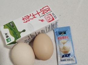准备好所需的食材:

鸡蛋2个，纯牛奶125克(有条件的可以用旺仔牛奶来做这个焦糖布丁，味道更好！)，炼乳一支(12克)！