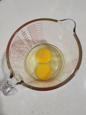 玻璃量杯中加入两个鸡蛋！