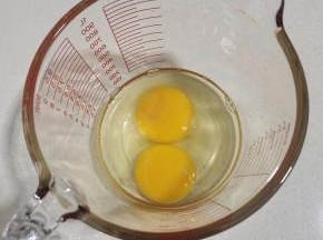 玻璃量杯中加入两个鸡蛋！