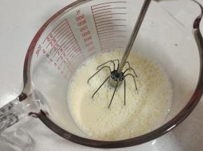 用半自动打蛋器把蛋液搅打均匀！