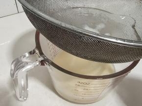 打好的蛋液过筛！