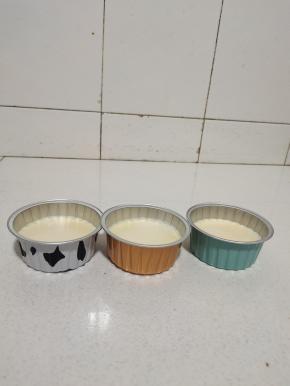 倒入布丁杯8分满！(2个鸡蛋可以做三杯！)