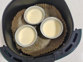 空气炸锅铺上油纸，把布丁杯放进去！