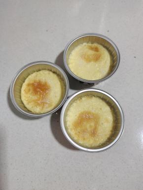 取出来，再表面撒少许白糖！