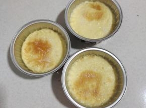 取出来，再表面撒少许白糖！