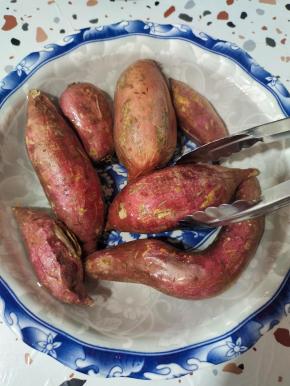 时间到！把红薯取出来放在冷水里浸泡一下！(如果用锡纸包裹住红薯，就不用放在冷水里浸泡一下。直接180度烤40分钟即可！)