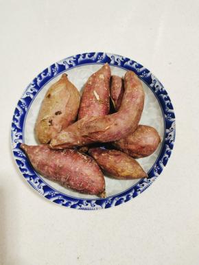 烤好的红薯，香甜软糯，特别的好吃！