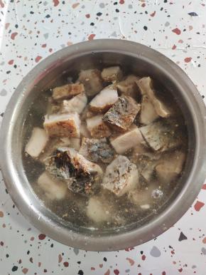 这是我年前腌制的风干腊鱼，拿了一条出来。剁成小块儿，放入适量的温水浸泡一晚上！(中途记得多换几次水，要不然腊鱼太咸！)