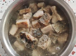 这是我年前腌制的风干腊鱼，拿了一条出来。剁成小块儿，放入适量的温水浸泡一晚上！(中途记得多换几次水，要不然腊鱼太咸！)