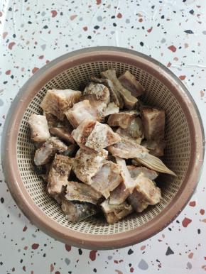 泡好的腊鱼，捞出控干水分备用！(一次性泡的腊鱼有点多。吃不完的可以分袋密封包装好，放入冰箱冷冻保存！吃多少取多少！)