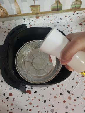 把锡纸盘放在空气炸锅里，用喷油壶喷入适量的油！
