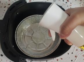 把锡纸盘放在空气炸锅里，用喷油壶喷入适量的油！