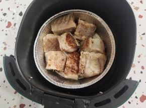 把泡好的腊鱼，整齐的摆放在锡纸盘里！