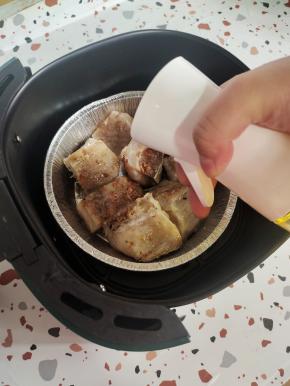 再在表面喷入适量的油！(防止表面烤的太干！或者加盖一层锡纸也可以锁住水分！)