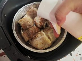 再在表面喷入适量的油！(防止表面烤的太干！或者加盖一层锡纸也可以锁住水分！)