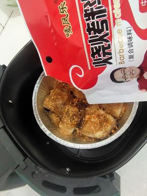 时间到取出，放入适量的烧烤料！