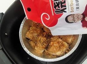 时间到取出，放入适量的烧烤料！