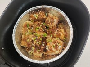 再喷入适量的油，撒上适量的葱花！
