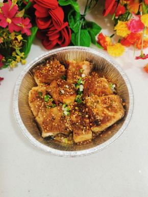 色泽金黄，烧烤味十足的烤腊鱼就做好了！是不是特别简单啊！