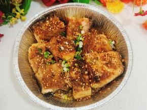 色泽金黄，烧烤味十足的烤腊鱼就做好了！是不是特别简单啊！