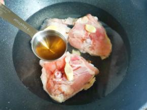 鸡肉清洗干净放入锅中，加入姜片，加一勺料酒煮熟捞出，