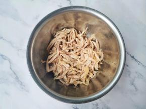 用冷水冲洗一下，放凉撕成细条。